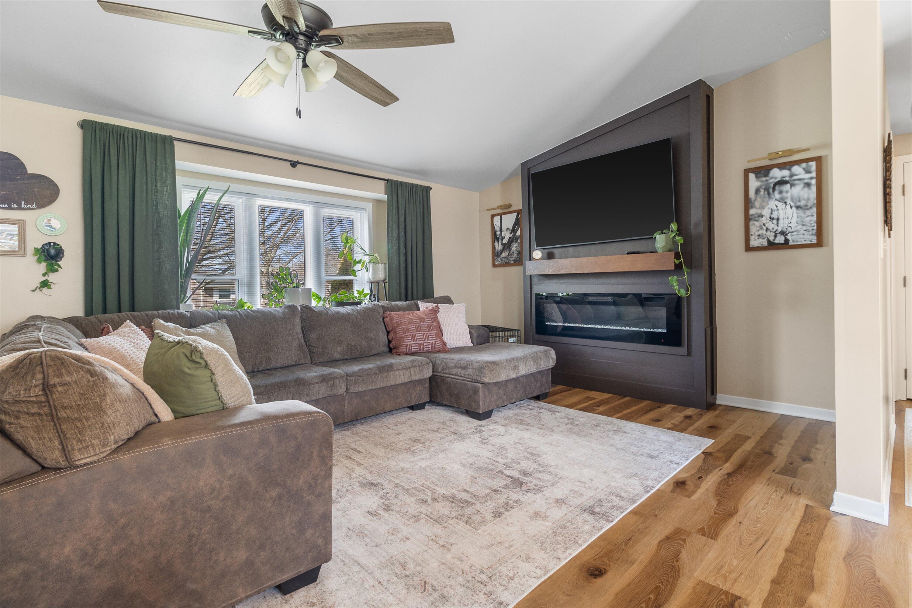 5315 66th Place Kenosha, WI 53142 - Photo 3 of 48 Living Room