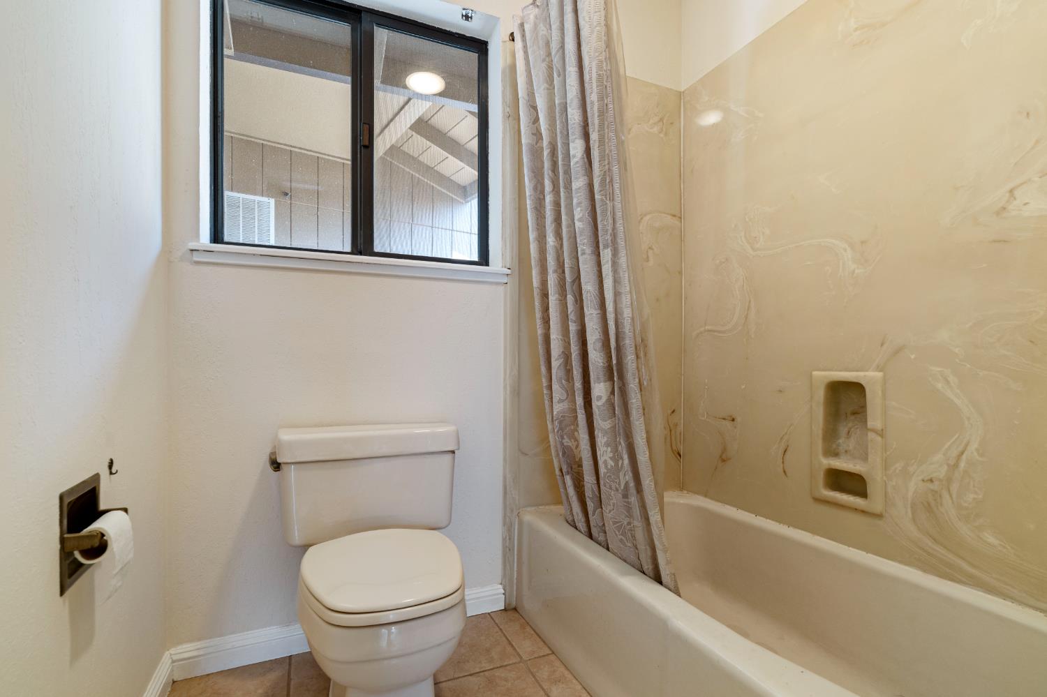 3830 Wilson Loop Placerville, CA 95667 - Photo 14 of 36 a bathroom with a toilet and a bathtub