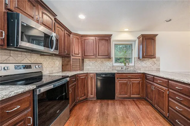 $429,000 | 130 Southeast Somerset Court, Lee's Summit, MO 64063