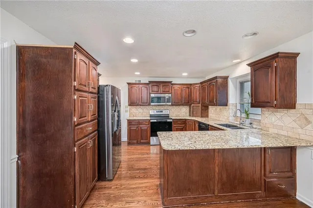 $429,000 | 130 Southeast Somerset Court, Lee's Summit, MO 64063