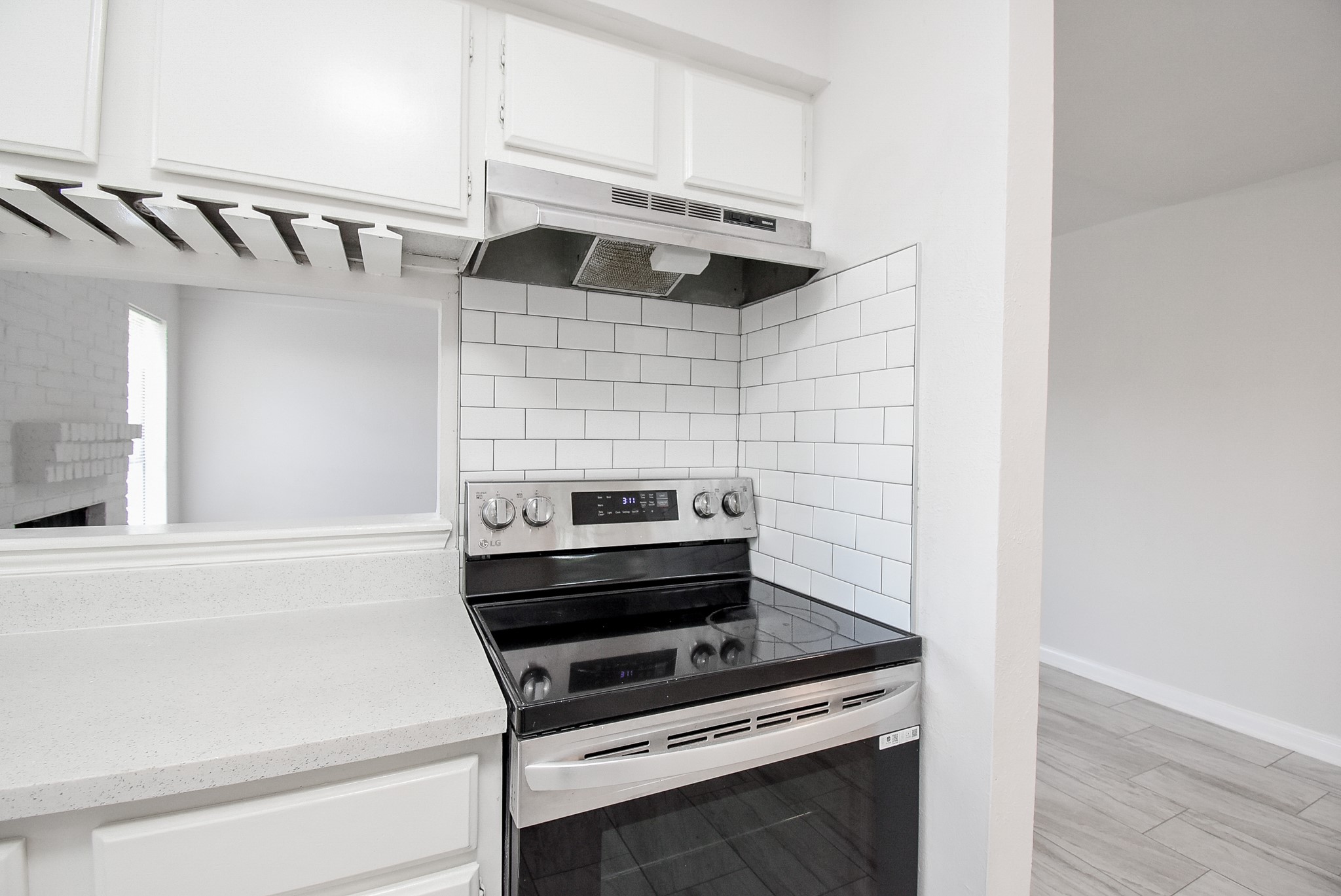 9527 Kingsvalley Drive Houston, TX 77075 - Photo 21 of 45 a close view of stove top oven