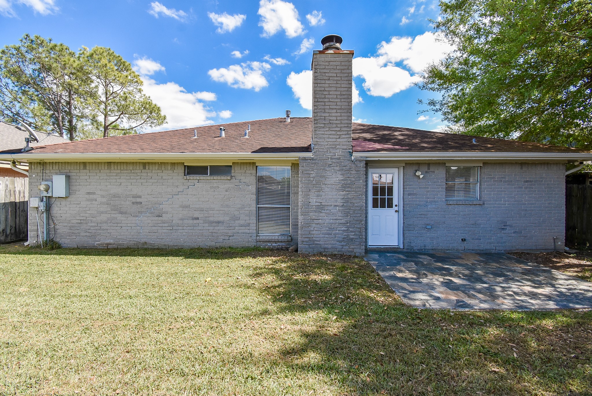 9527 Kingsvalley Drive Houston, TX 77075 - Photo 39 of 45 a view of a house with a tub