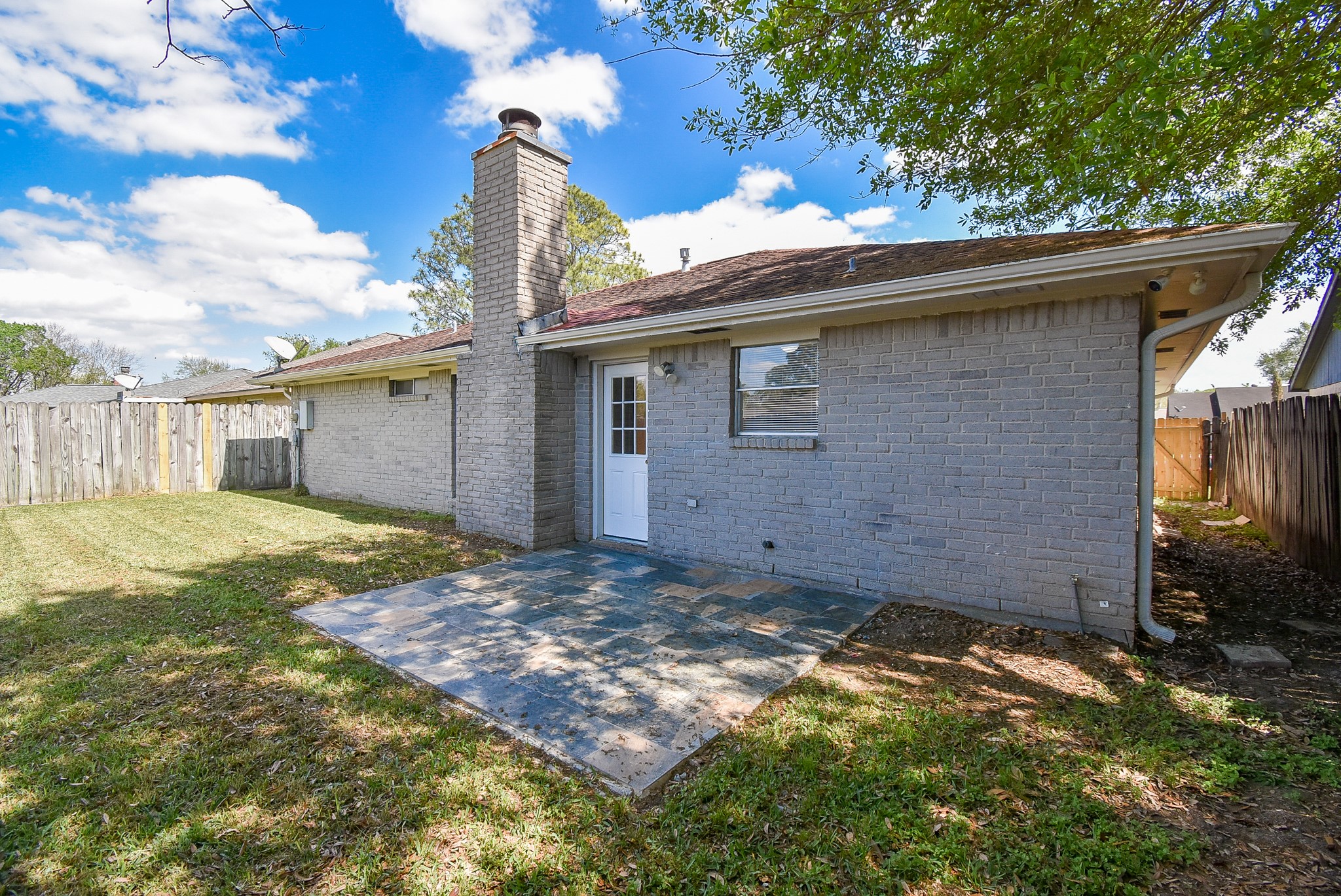 9527 Kingsvalley Drive Houston, TX 77075 - Photo 42 of 45 a view of a backyard with a garage