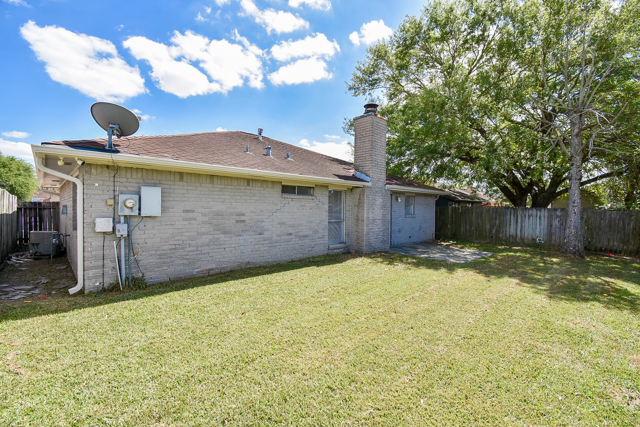 9527 Kingsvalley Drive Houston, TX 77075 - Photo 44 of 45 a view of a backyard with a garden