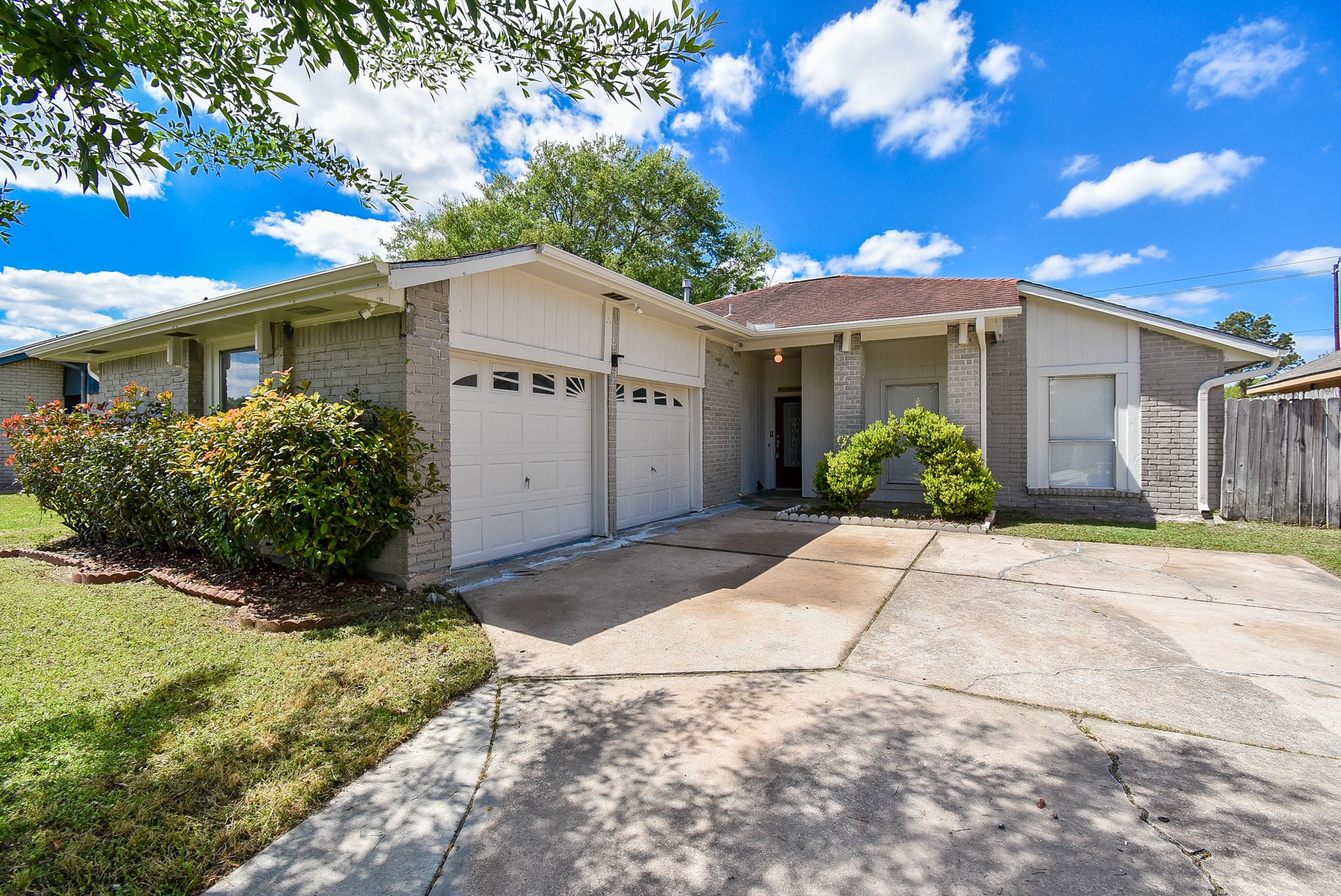 9527 Kingsvalley Drive Houston, TX 77075 - Photo 5 of 45 a front view of a house with garden