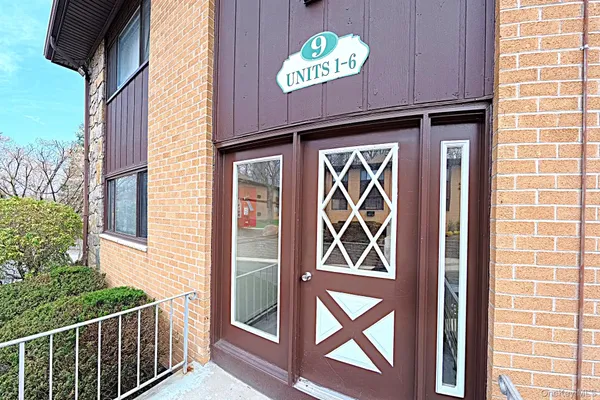 $379,000 | 9 East Lawrence Park Drive, Unit 1, Piermont, NY 10968