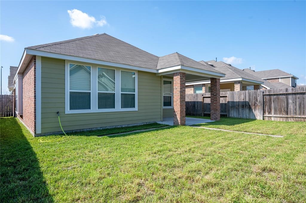3137 Dunsmore Manor Court Spring, TX 77386 - Photo 5 of 32 a view of a house with garden