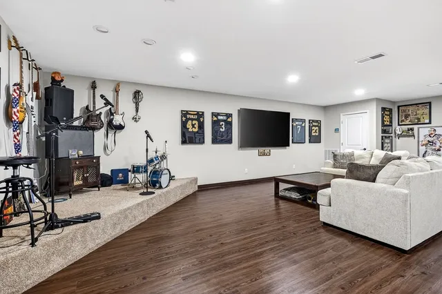 a view of a yard with a tree