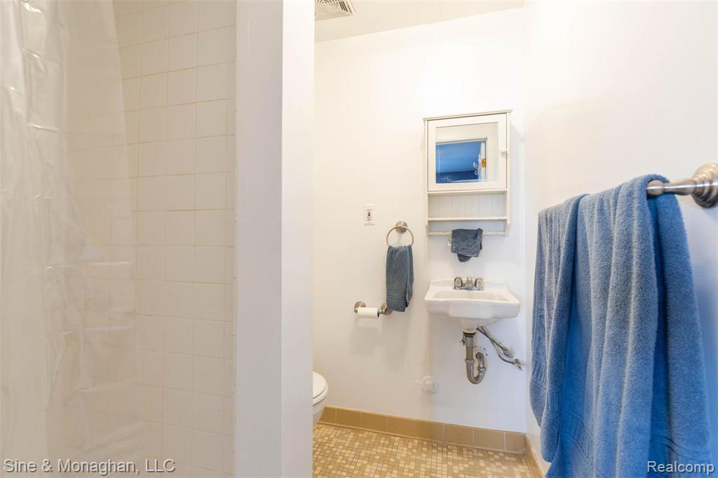 308 North Rochester Road, Unit 9 Clawson, MI 48017 - Photo 13 of 21