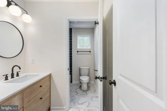 an empty room with windows and ceiling fan