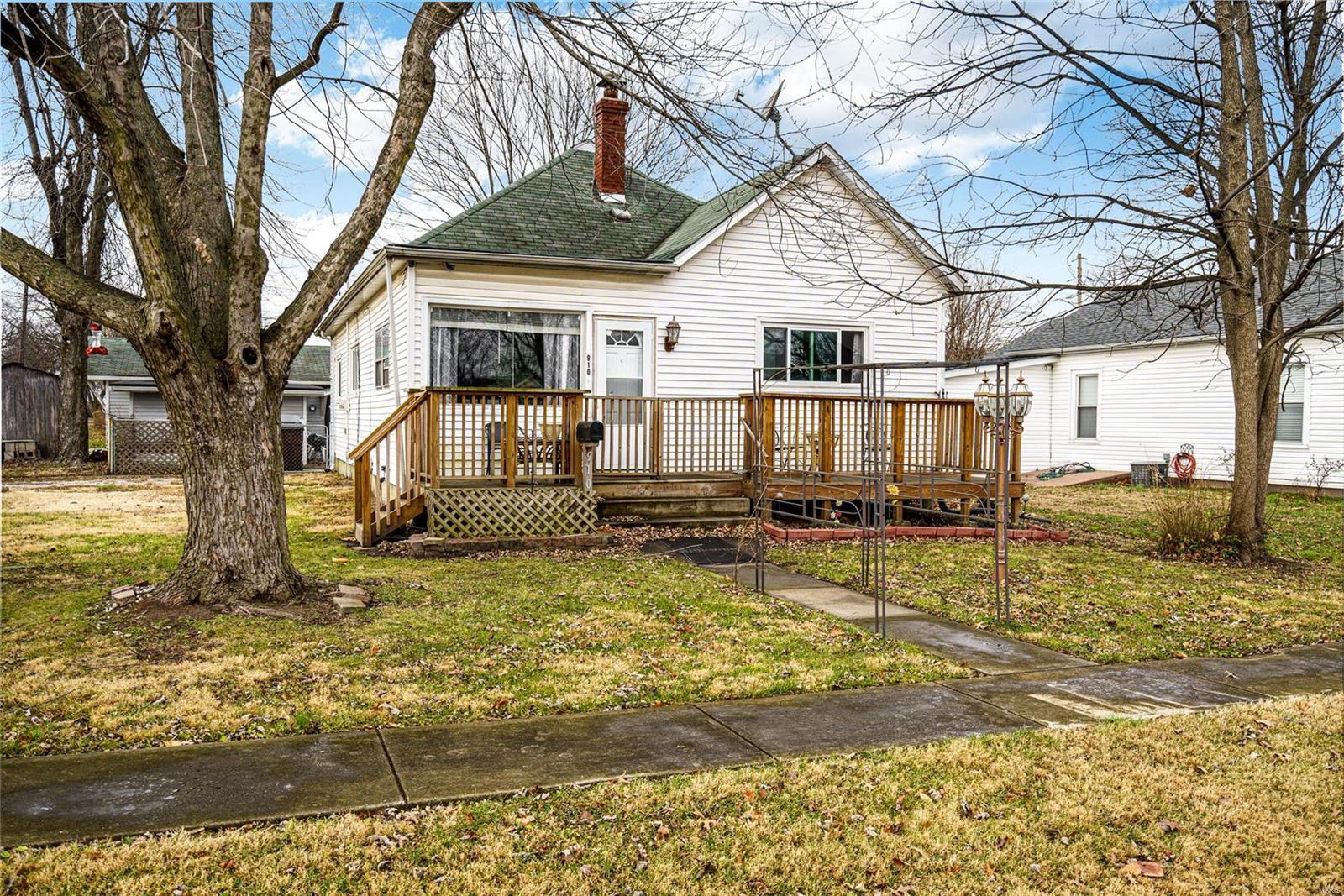 910 Madison Street Gillespie, IL 62033 - Photo 1 of 26 Gallery Image 1
