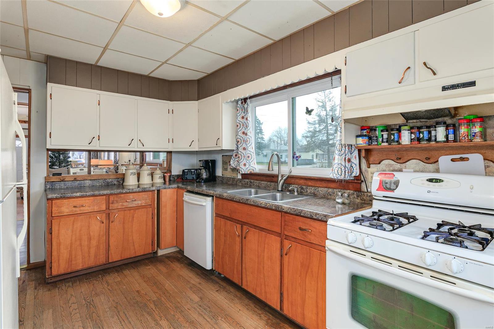 910 Madison Street Gillespie, IL 62033 - Photo 13 of 26 Gallery Image 13