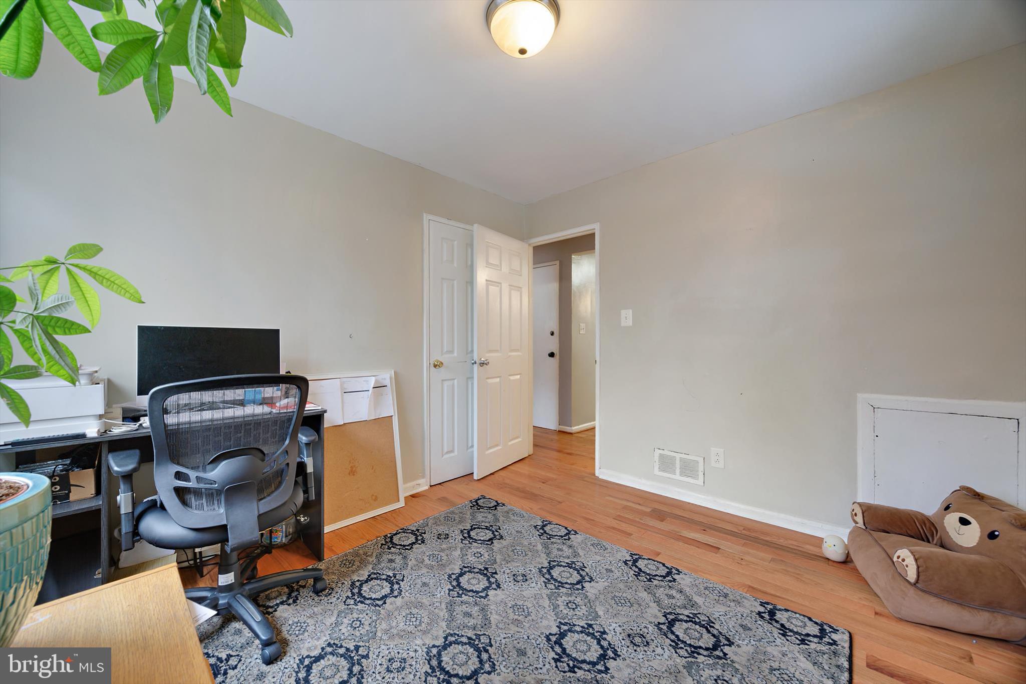 5401 Kenmont Road Oxon Hill, MD 20745 - Photo 19 of 39 a bedroom with a workspace