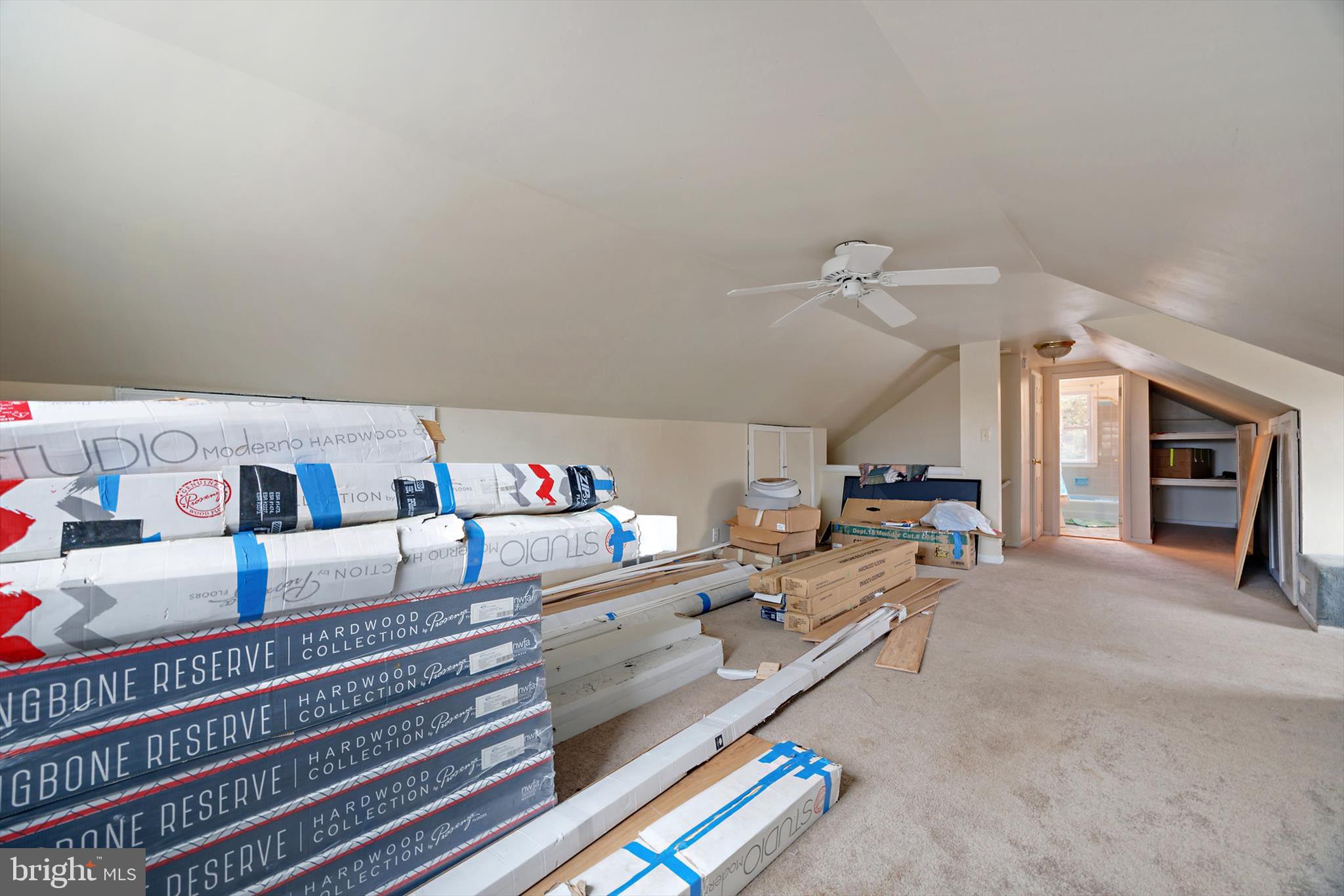 5401 Kenmont Road Oxon Hill, MD 20745 - Photo 24 of 39 a living room with furniture
