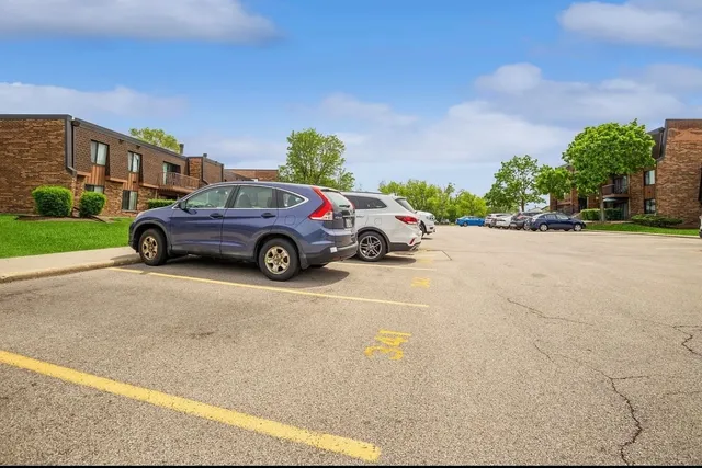 $215,000 | 711 Tipperary Court, Unit 2D, Schaumburg, IL 60193