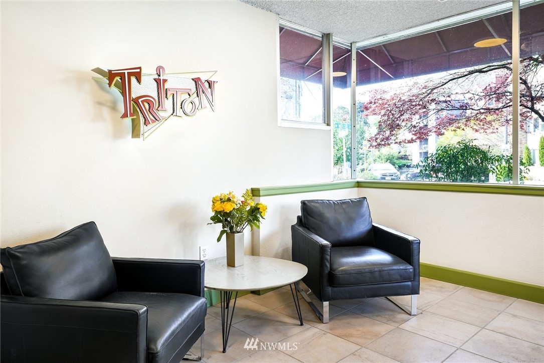 507 West Mercer Street, Unit 603 Seattle, WA 98119 - Photo 18 of 21 a living room with furniture and a potted plant