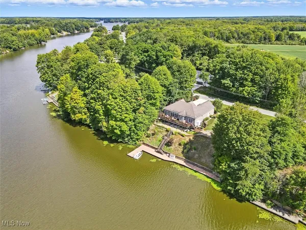 $895,000 | 1437 Lake Vue Drive, Rome, OH 44085