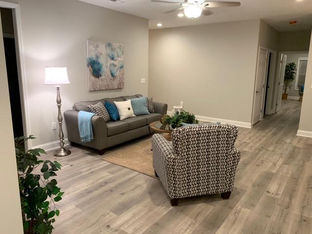 4257 Daugherty Road Salem, VA 24153 - Photo 7 of 37 a living room with furniture
