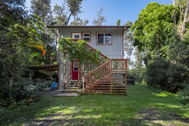 a view of a house with a yard