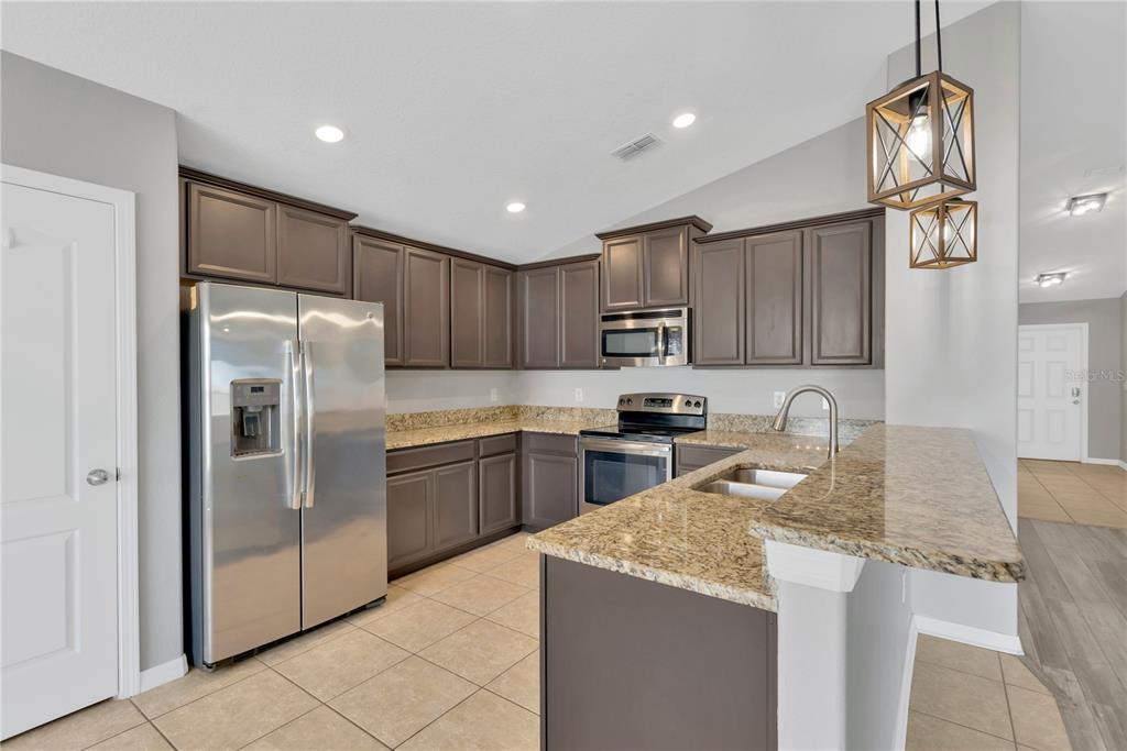 8529 Hunters Fork Loop Ruskin, FL 33573 - Photo 4 of 27