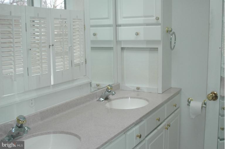 9914 Meadowlark Road Vienna, VA 22182 - Photo 8 of 10