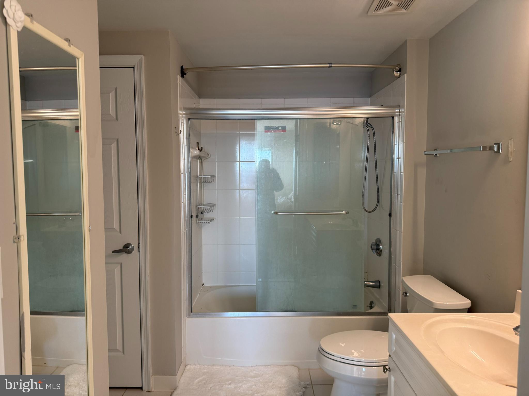 2726 Gallows Road, Unit 915 Vienna, VA 22180 - Photo 17 of 32 a bathroom with a granite countertop bathtub shower and toilet