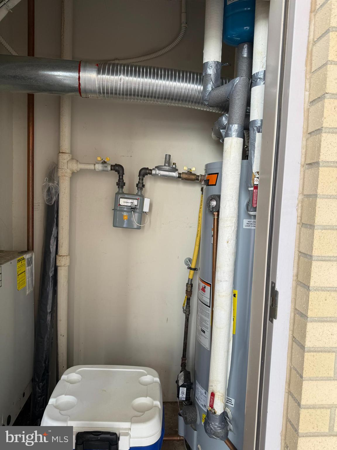 2726 Gallows Road, Unit 915 Vienna, VA 22180 - Photo 19 of 32 a bathroom with a toilet and a shower