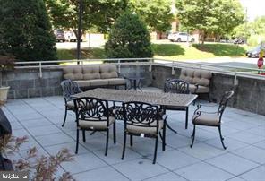 2726 Gallows Road, Unit 915 Vienna, VA 22180 - Photo 26 of 32 a view of yard with table and chairs