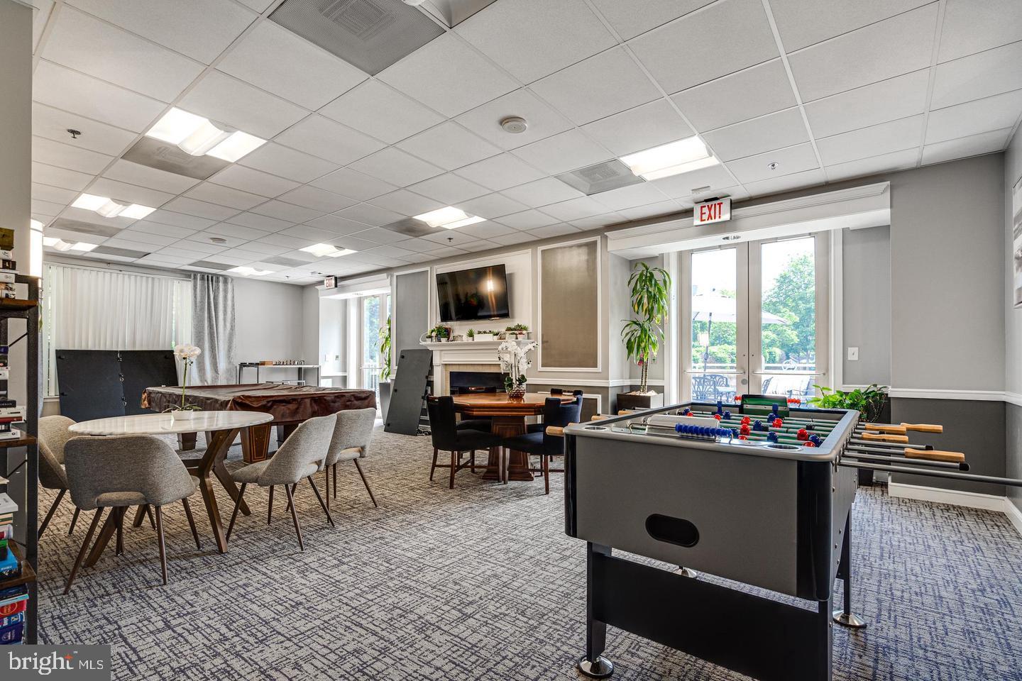 2726 Gallows Road, Unit 915 Vienna, VA 22180 - Photo 29 of 32 a kitchen with a table chairs and a stove