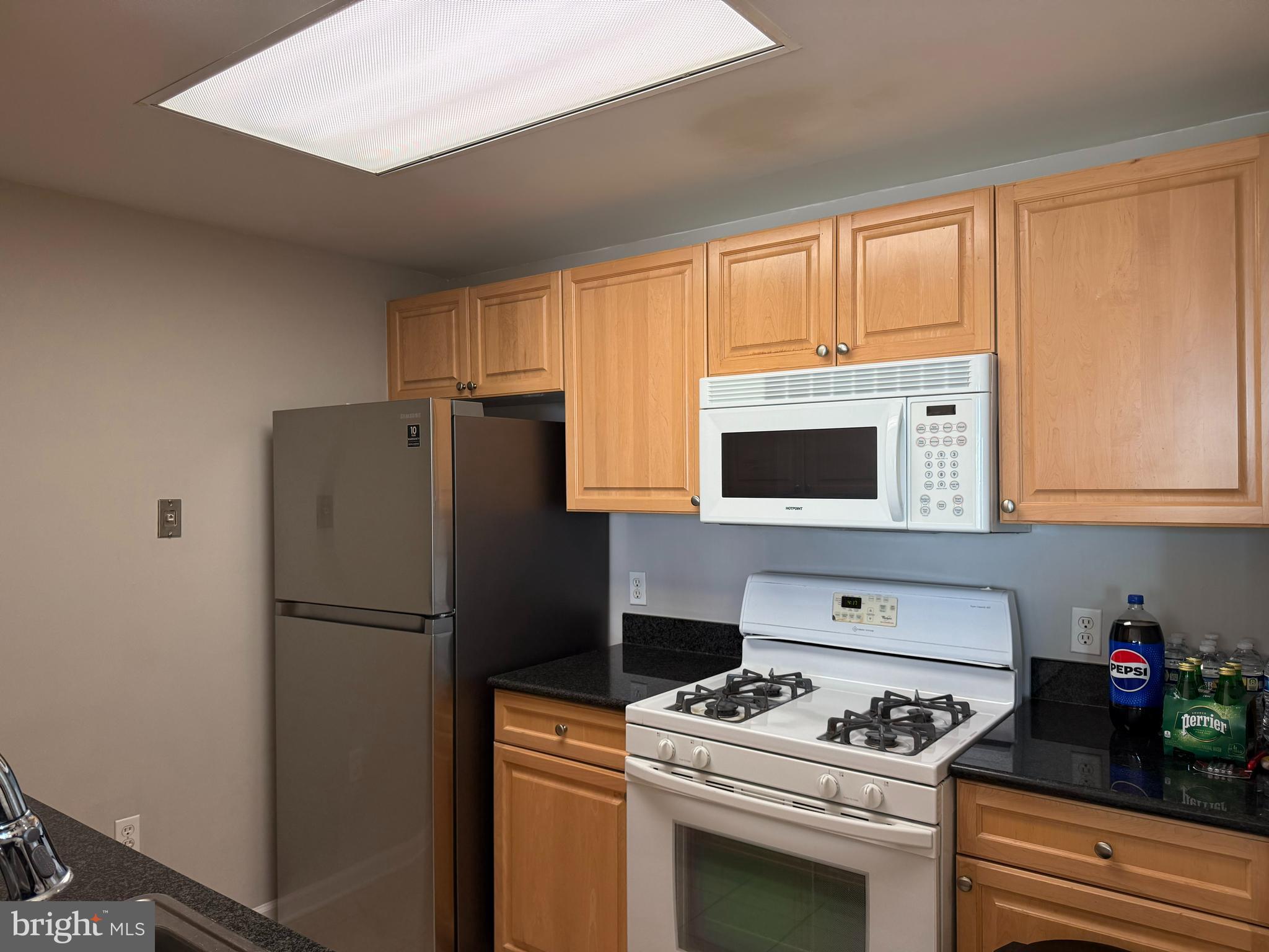 2726 Gallows Road, Unit 915 Vienna, VA 22180 - Photo 5 of 32 a kitchen with a refrigerator stove and microwave
