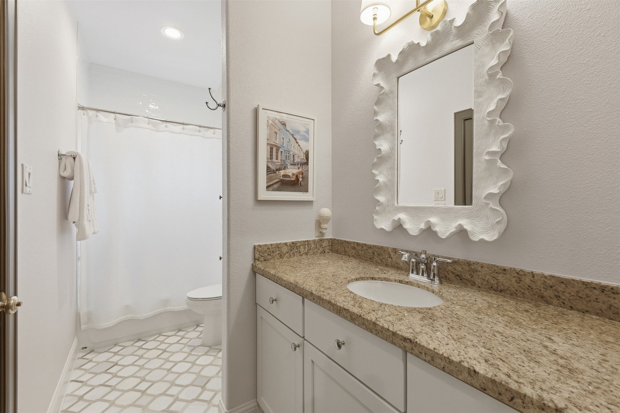 1956 Welch Street Houston, TX 77019 - Photo 20 of 29 En-suite bathroom to secondary bedroom