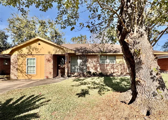 $185,000 | 111 Mimosa Street, Lake Jackson, TX 77566