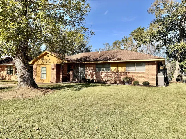 $185,000 | 111 Mimosa Street, Lake Jackson, TX 77566