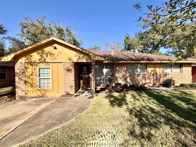 $185,000 | 111 Mimosa Street, Lake Jackson, TX 77566