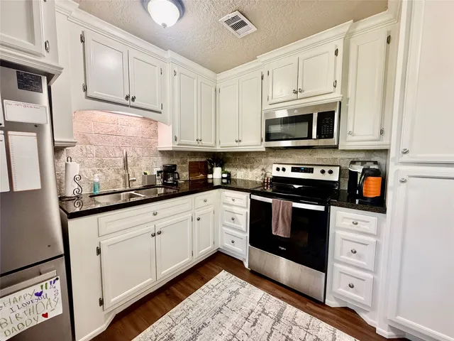 $185,000 | 111 Mimosa Street, Lake Jackson, TX 77566