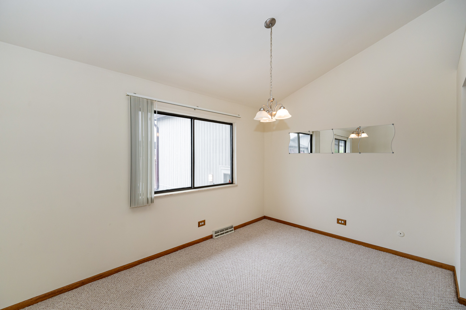 708 High Ridge Road Roselle, IL 60172 - Photo 5 of 20