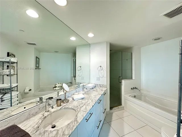 $5,945 | 500 Brickell Avenue, Unit 3302, Miami, FL 33131