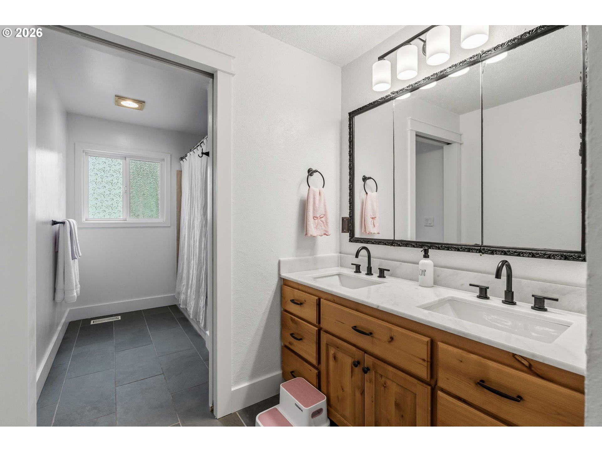 89093 Marcola Road Springfield, OR 97478 - Photo 18 of 25 a bathroom with a sink and mirror
