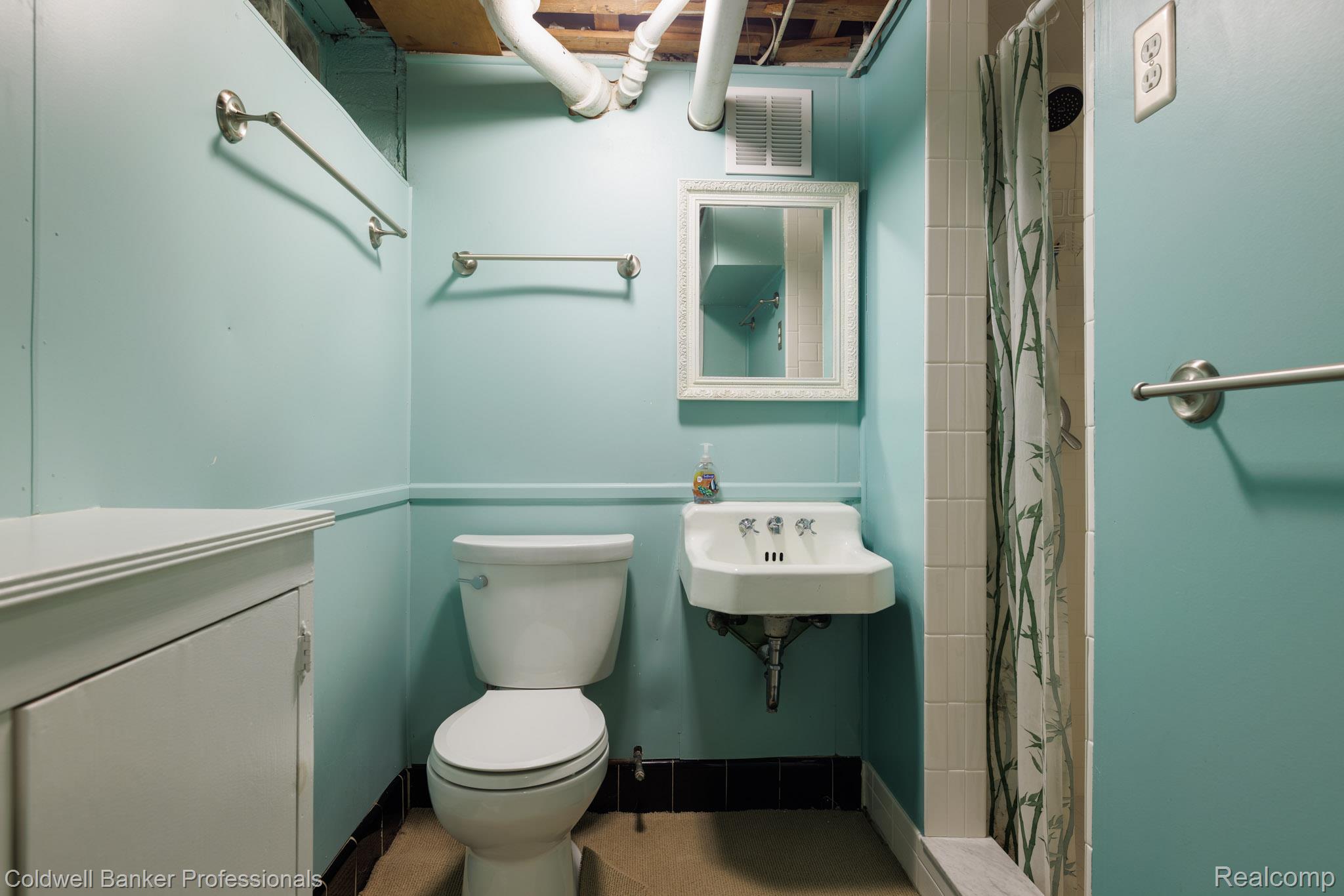 1018 Harvard Road Grosse Pointe, MI 48230 - Photo 32 of 40 Bathroom