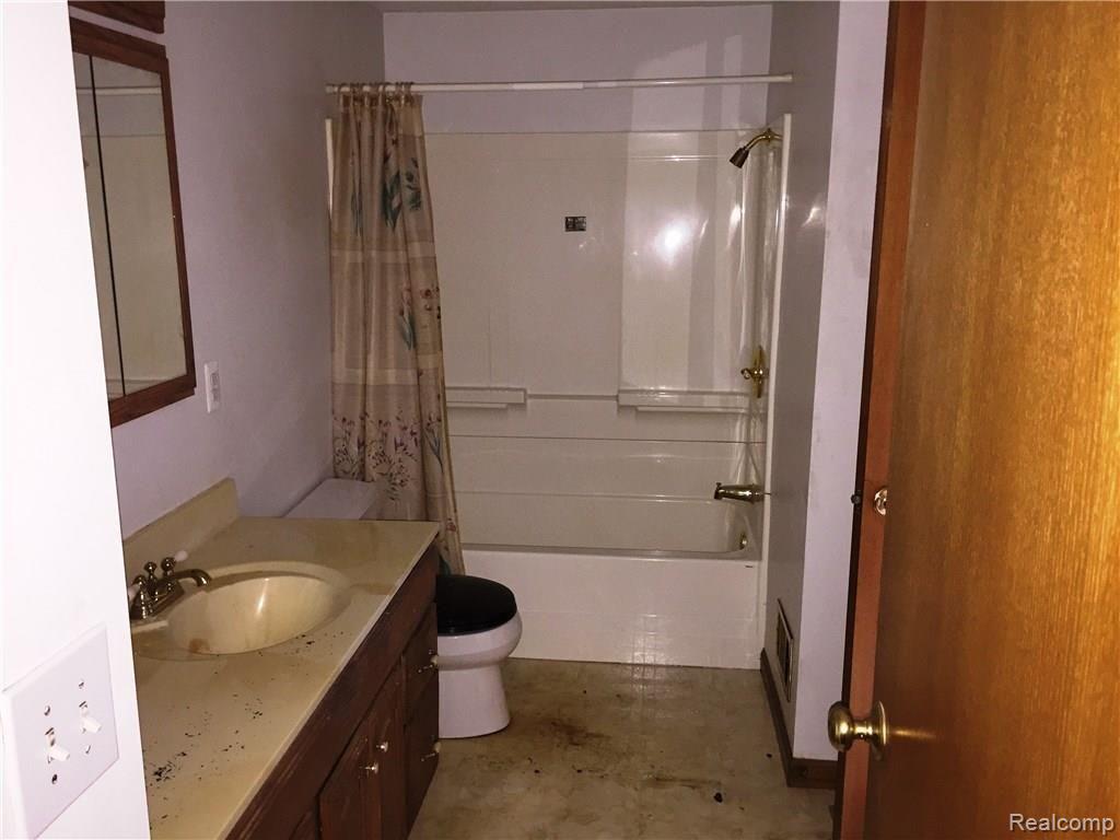 5332 Spears Road Pinckney, MI 48169 - Photo 19 of 30 Speers interior6.JPG