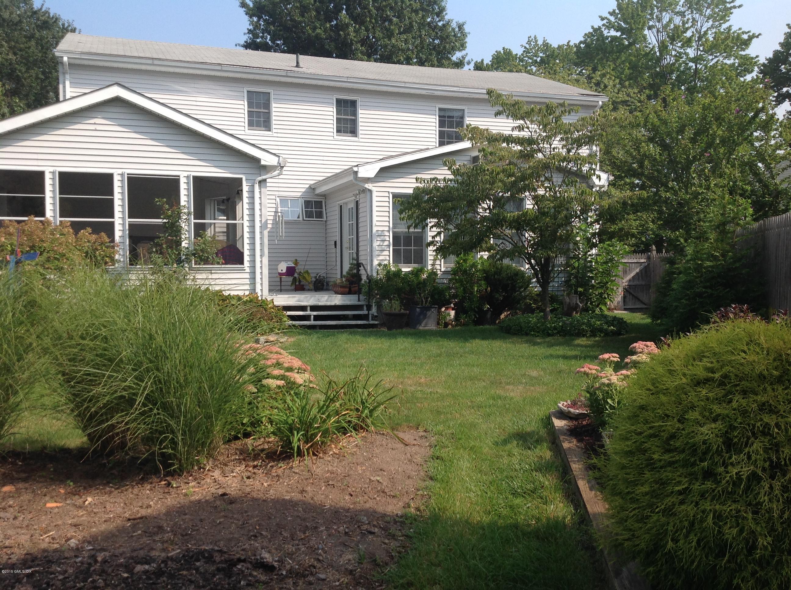 6 Griffith Road Riverside, CT 06878 - Photo 8 of 24 a view of a yard in front of house