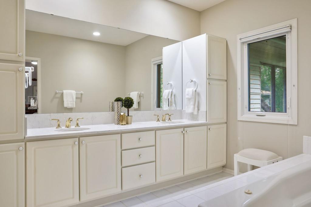 1900 Victoria Road South, Unit P Mendota Heights, MN 55118 - Photo 12 of 35 Gallery Image 12