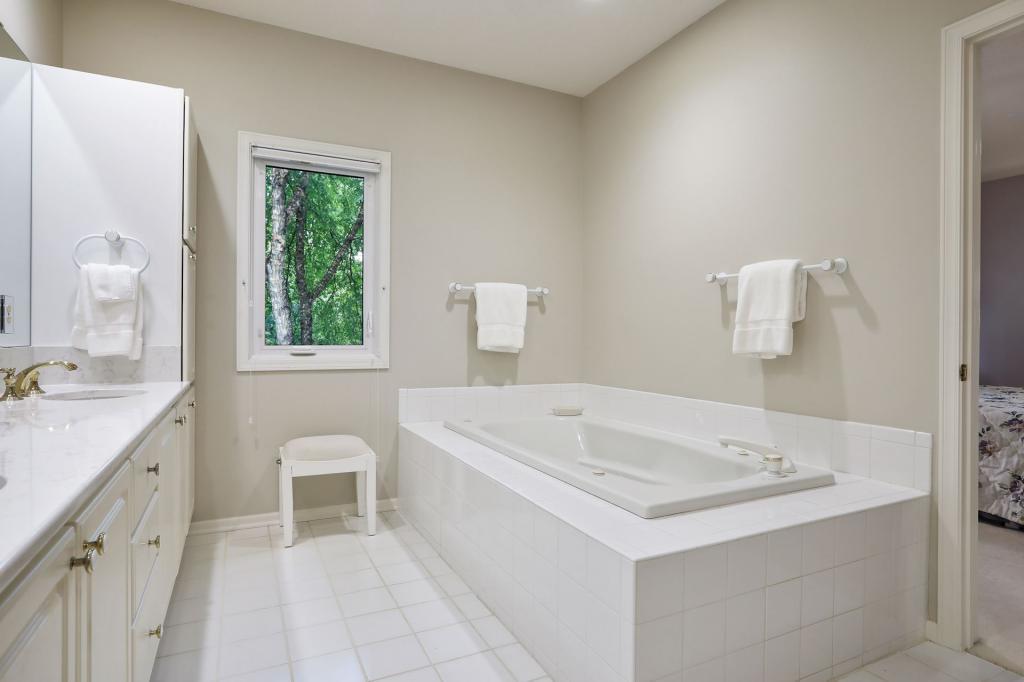1900 Victoria Road South, Unit P Mendota Heights, MN 55118 - Photo 13 of 35 Gallery Image 13