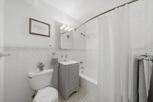 $1,800 | 6030 North Sheridan Road, Unit 1912, Chicago, IL 60660