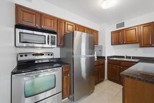 $1,800 | 6030 North Sheridan Road, Unit 1912, Chicago, IL 60660