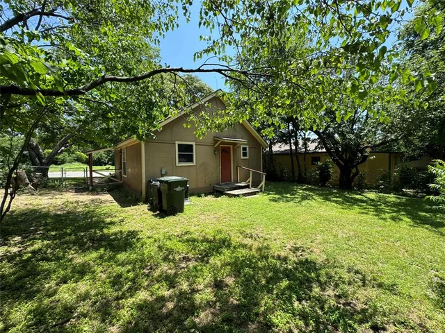 a view of a house with backyard