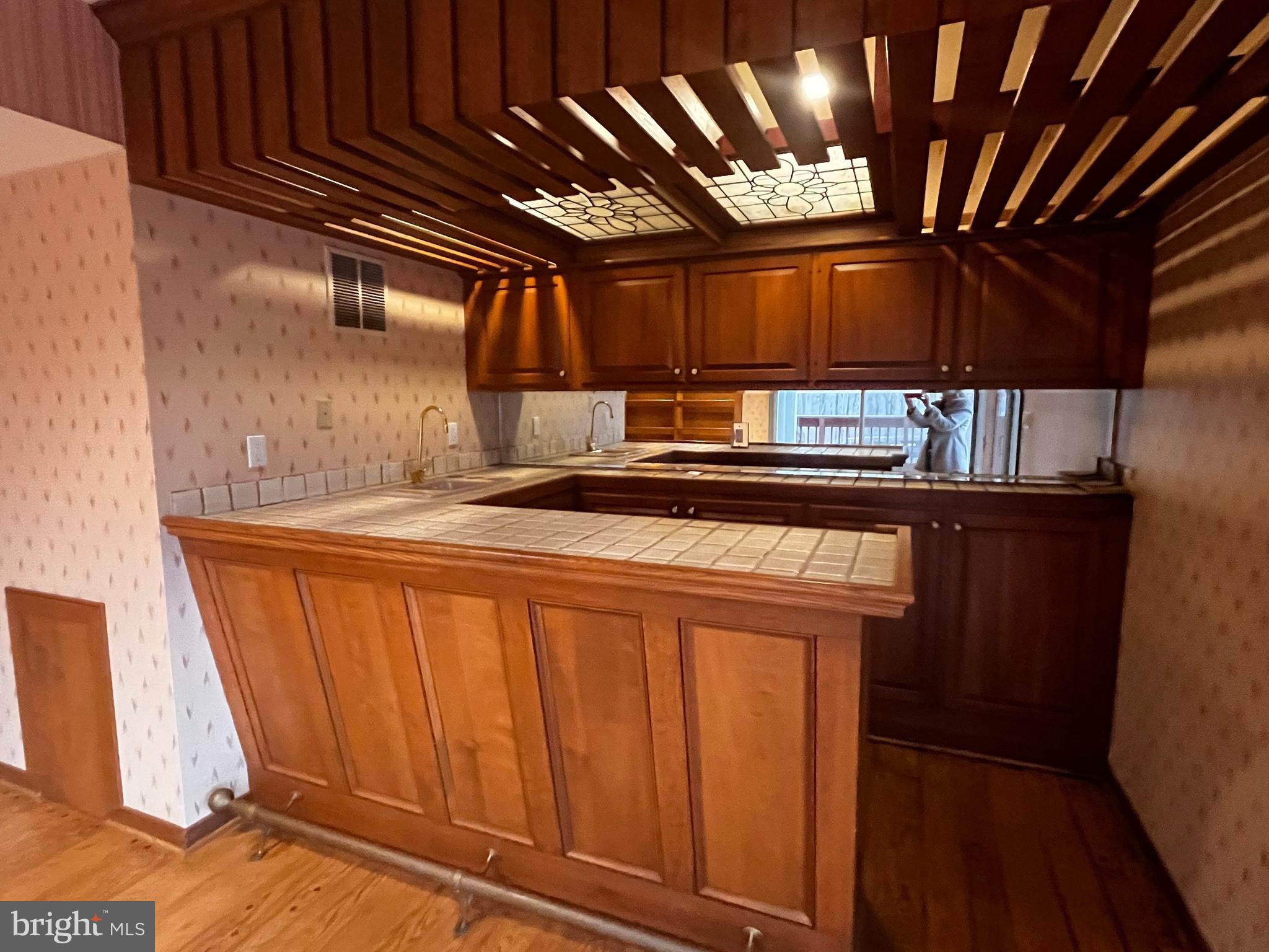 10 Redgate Court Silver Spring, MD 20905 - Photo 15 of 49 Built-in wet bar