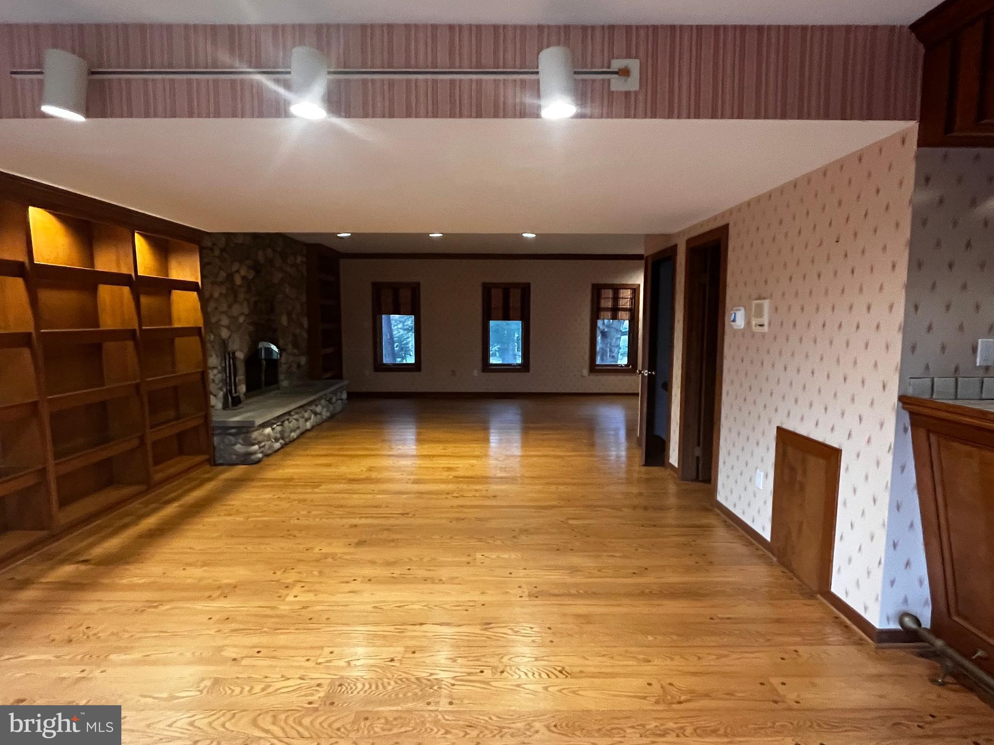 10 Redgate Court Silver Spring, MD 20905 - Photo 17 of 49 Large living space