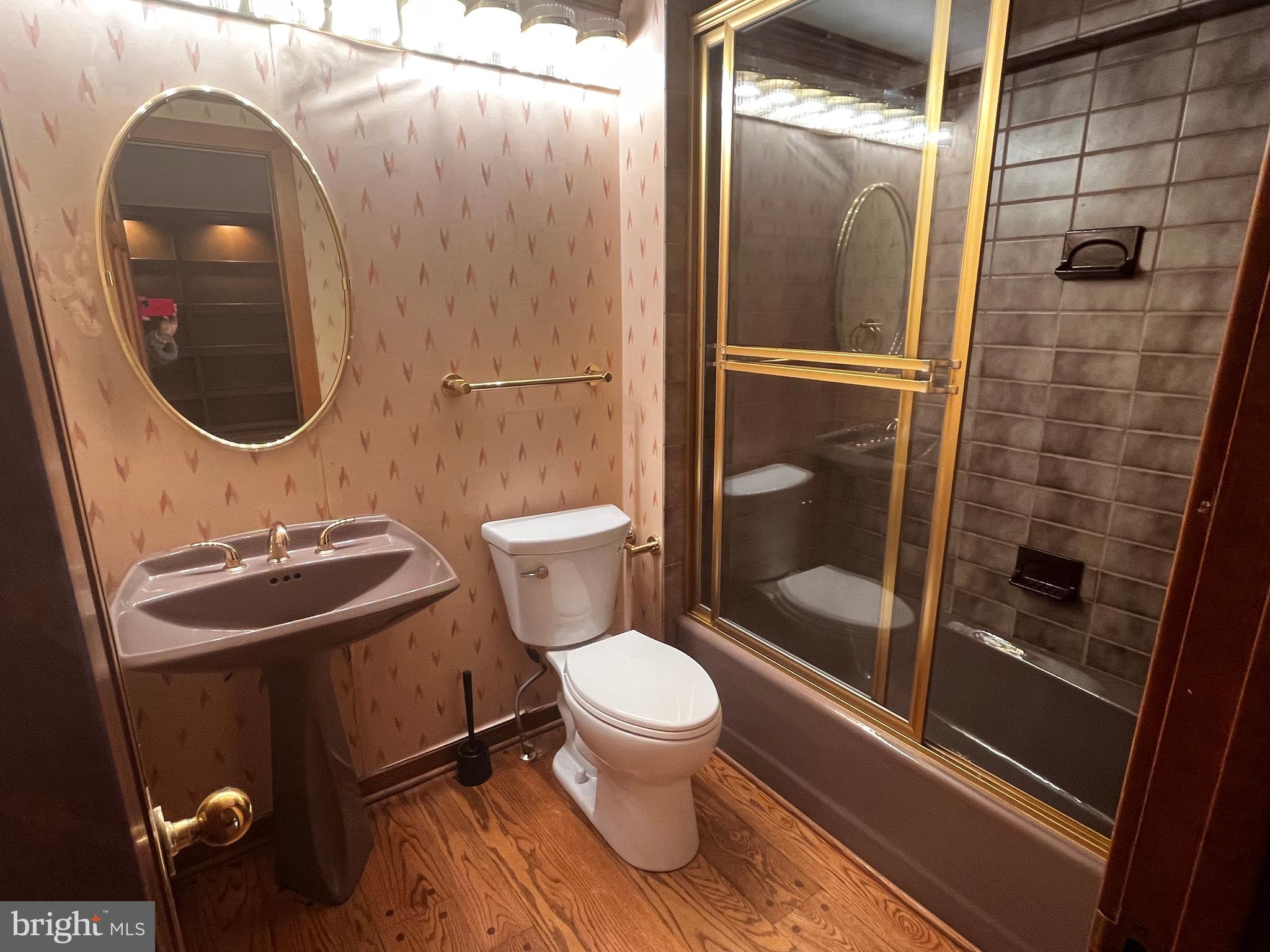 10 Redgate Court Silver Spring, MD 20905 - Photo 19 of 49 Full bath, full wall tile in shower