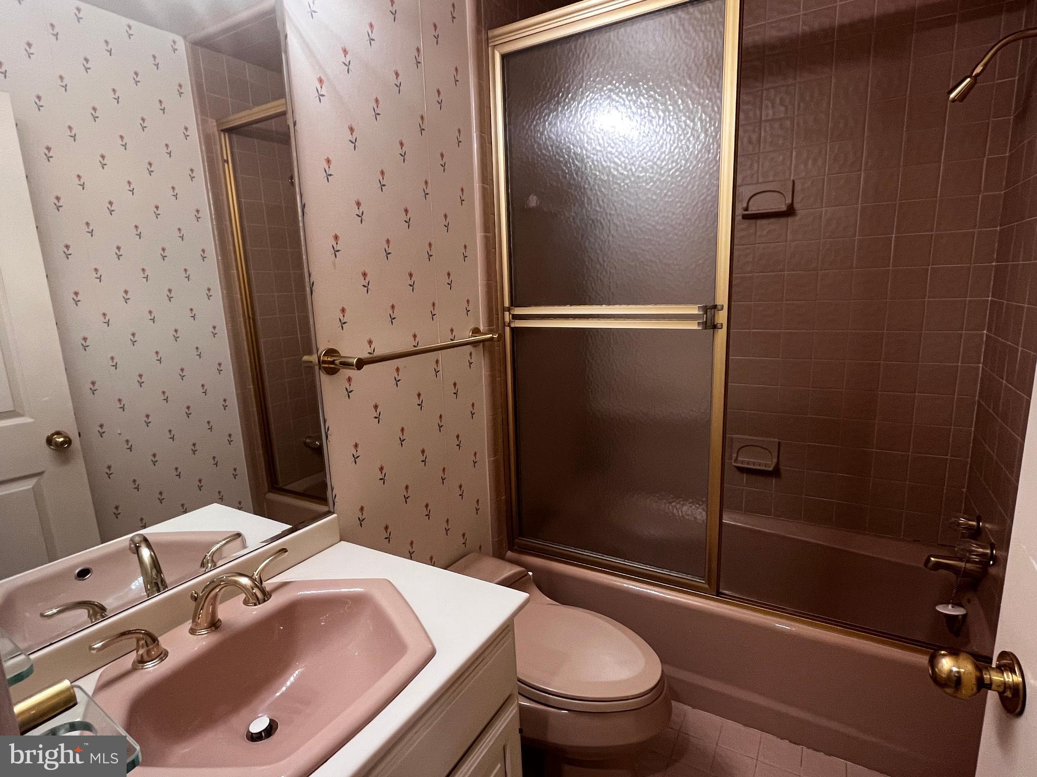 10 Redgate Court Silver Spring, MD 20905 - Photo 23 of 49 Full hall bath upstairs